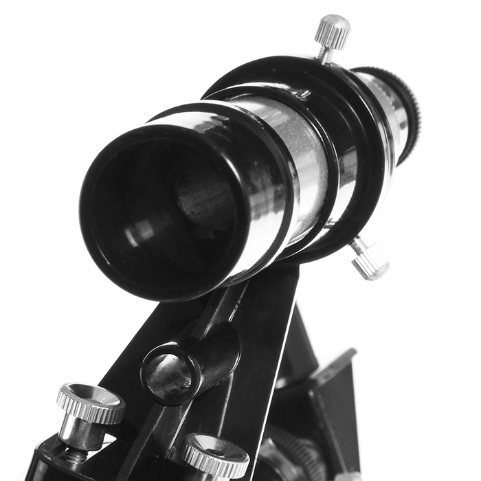 675X High Magnification Astronomical Refractive Zooming Telescope for Space Celestial Observation